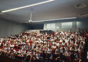 uczniowie podczas wykładu w sali widowiskowej GOK