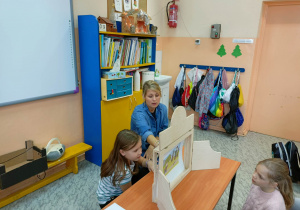 Maja z pomocą nauczyciela odczytuje kolejny fragment