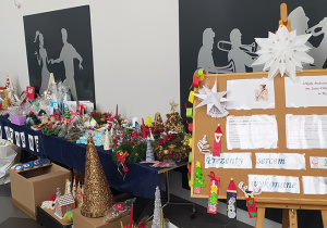 Stoisko ozdób świątecznych wykonannych przez uczniów Szkoły Podstawowej im. Jana Długosza w Rzgowie na Jarmarku Świątecznych w GOKu.