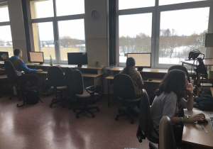 Uczniowie w pracowni komputerowej podczas rozwiązywania zadań z olimpiady języka angielskiego na platformie edukacyjnej