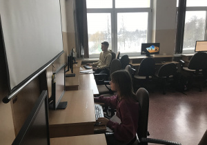 Uczniowie rozwiązujący zadania z olimpiady języka angielskiego w komputerze