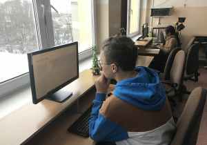 Uczeń rozwiązujący test po angielsku na komputerze