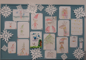 Galeria prac dzieci związana z tradycjami świąt Bożego Narodzenia. Rysunki Mikołaja, elfów, choinki, reniferów i prezentów.