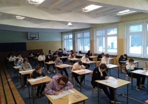 Uczniowie na małej sali gimnastycznej podczas próbnego egzaminu ósmoklasisty