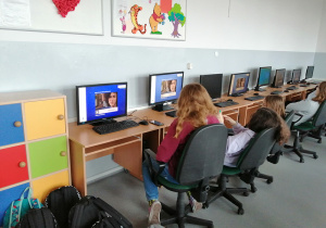 Uczniowie klasy VIIIa podczas lekcji o bezpiecznym Internecie
