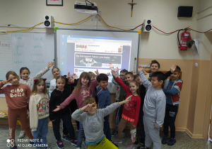Uczniowie z klasy I b pokazują stronę internetową Sieciaki.pl