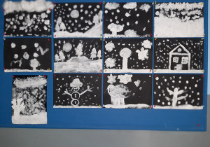 Galeria prac uczniów zatytułowana „ZIMA”. N czarnych kartonach dzieci białą farbą namalowały pejzaż zimowy. Prace wykonane w gr. I pod opieką Pani Pauli Filipczak.