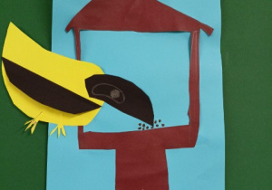 Karmnik z ptakiem jedzącym ziarno. Wycinanka z kolorowego papieru. Prace wykonane w gr. III pod opieką Pani Anny Kawełczyk.