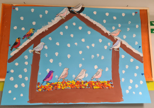 Dokarmiamy ptaki- praca plastyczna przedstawiająca karmnik dla ptaków. Praca stworzona przy użyciu farb, bibuły oraz kredek. Praca wykonana w gr. II pod opieką Pani Mileny Modranki.