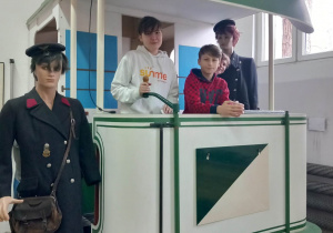 Uczniowie na platformie zabytkowego tramwaju