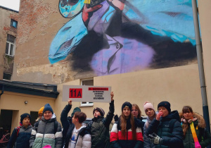 Uczestnicy wycieczki przy muralu "Vabank"