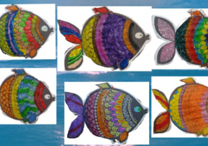 Zdjęcie przedstawia pracę plastyczną pt. ,,Ryba”. Uczniowie malowali sylwetę ryby farbami według własnej inwencji twórczej.