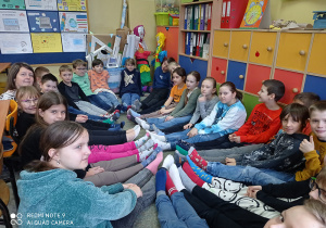 Światowy Dzień Zespołu Downa - uczniowie klasy IIIa wraz z wychowawczynią prezentują skarpetki nie do pary.