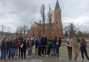 Młodzież klas siódmych w historycznym centrum Pabianic na tle Kościoła Świętego Mateusza z XVI wieku