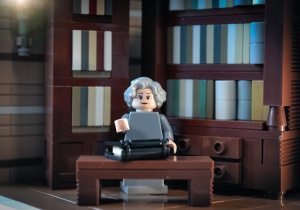 Figurka Lego z wizerunkiem Wisławy Szymborskiej