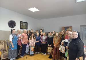 Uczniowie na przedświątecznym spotkaniu z podopiecznymi Ośrodka Dziennego Pobytu dla Osób Starszych i Niepełnosprawnych Sióstr Felicjanek w Rzgowie