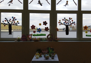 Wiosenne dekoracje w oknie jednej z pracowni