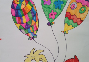Praca uczniów przedstawiająca kurczaczki trzymające baloniki w formie pisanek