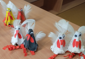 Kurczaczki wykonane z fragmentów tekturowych opakowań na jajka i z piórek