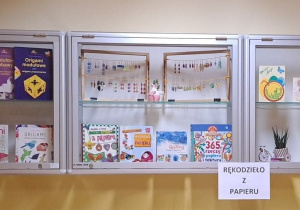 Gabloty zawierające książki i wyroby z papieru.