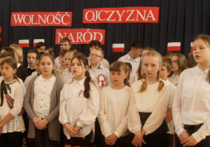 Członkowie szkolnego chóru podczas wykonywania jednej z piosenek