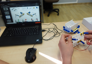 Uczeń konstruuje robota na podstawie schematu
