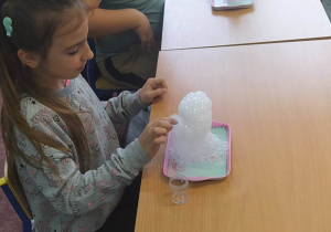Uczniowie klasy II b podczas eksperymentu z wykorzystaniem płynu do mycia naczyń i suchego lodu.