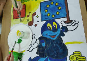Praca plastyczna ukazująca symbole Unii Europejskiej wykonywana przez jednego z uczniów