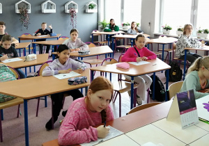 Uczniowie klas IV-VI podczas rozwiązywania testu konkursu ekologicznego
