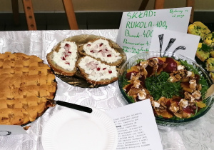 Zdrowe dania: ciasto, kanapki i sałatka z burakami na stoisku konkursowym