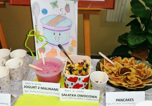 Fragment stoiska ze zdrowymi daniami przygotowanymi w konkursie dla uczniów klas IV-VI "Zdrowie na talerzu"