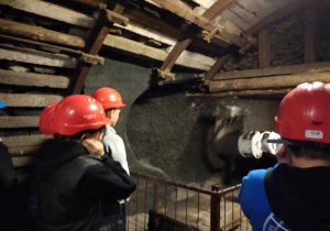 Uczniowie klasy VI C obserwują pokaz pracy ścianowego kombajnu w kopalni węgla kamiennego "Guido"