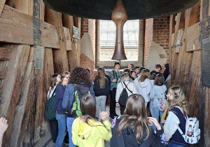 Uczniowie oglądają dzwon Zygmunta