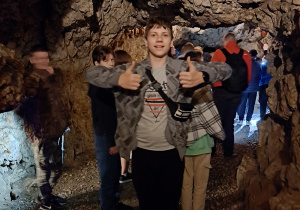 Uczniowie zwiedzają Jaskinię Wierzchowską