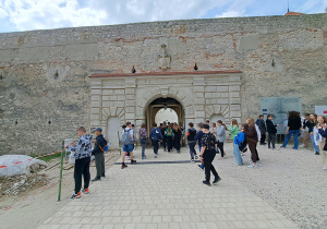 Uczniowie pod zamkiem Pieskowa Skała