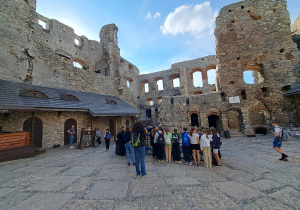 Uczniowie zwiedzają zamek w Ogrodzieńcu