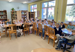 Klasa 1 D podczas pasowania na czytelnika biblioteki.