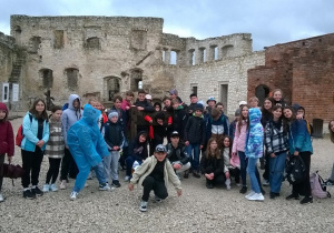 Uczniowie klas 5 na baszcie zamku Kazimierza Wielkiego