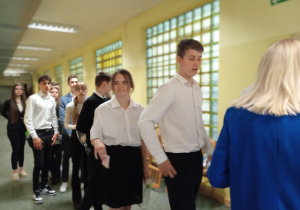 Kolejka uczniów klas ósmych przed wejściem na salę egzaminacyjną