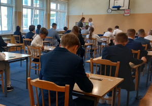 Uczniowie klas ósmych na jednej z sal egzaminacyjnych tuż przed rozpoczęciem egzaminu