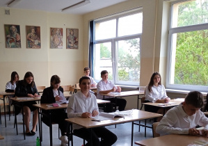 Uczniowie przed egzaminem w jednej z sal