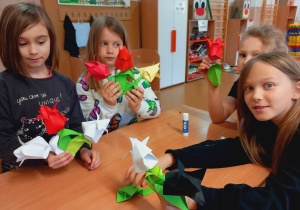 Gotowe tulipany w rękach czterech dziewczynek