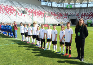 Nasza reprezentacja podczas ceremonii otwarcia finałów wojewódzkich na płycie głównej stadionu Łódzkiego Klubu Sportowego.